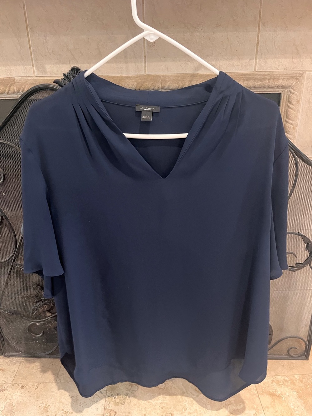 Ann Taylor Navy V-Neck Short Sleeve Blouse Size L